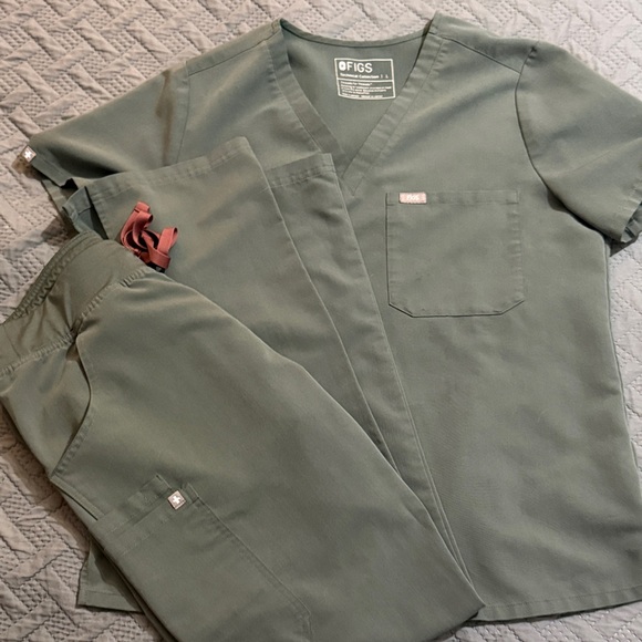 Figs Pants - FIGS Technical Collection Scrub Top in Olive